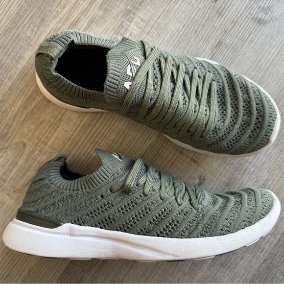 APL Women’s Sz 7 Techloom Wave Sneakers in Green - Picture 1 of 8